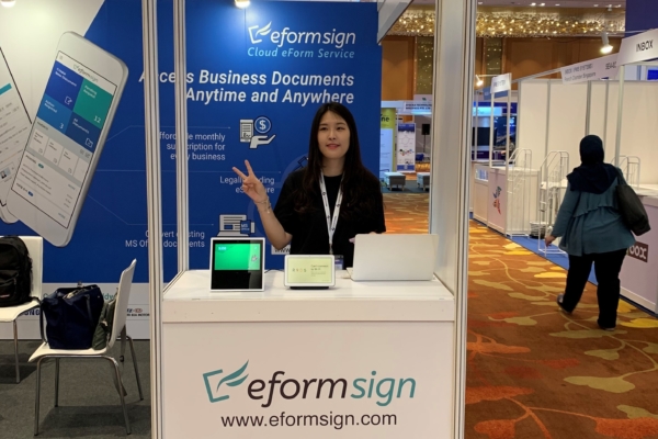 Clara, FORCS Engineer, managing eformsign booth