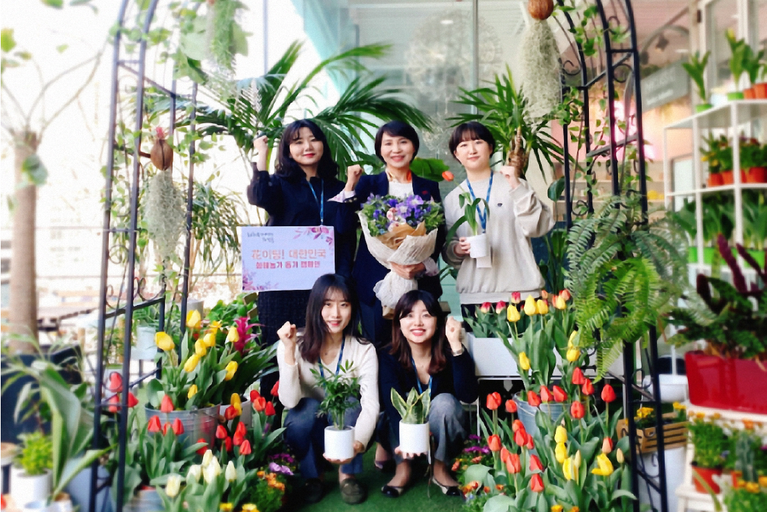 CEO Park Mi Kyung and other representatives in the garden